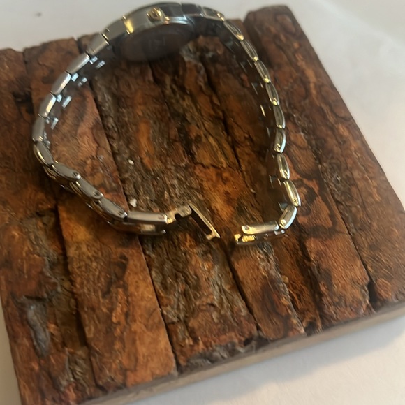 Armitron Now Link Silver/Gold Tone Oval Dainty Feminine Watch Stainless Steel - Picture 9 of 12